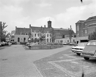 881015 Gezicht op de parkeerplaats achter de panden Kromme Nieuwegracht 64 en 66 te Utrecht (Bredero's Bouwbedrijven).